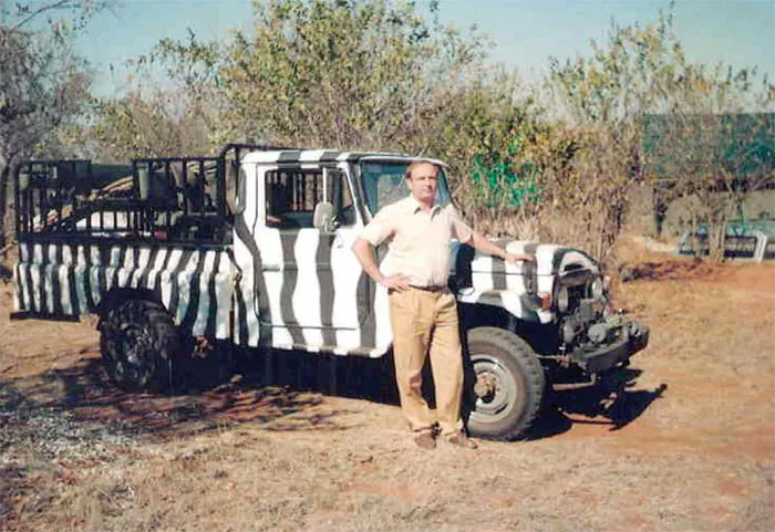 Один из видов автомобиля по передвижению туристов по природным объектам Южной Африки. фото